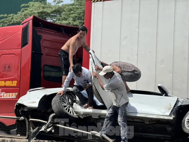 3 người trong ô tô thoát chết trong gang tấc sau cú va chạm kinh hoàng với container ảnh 5