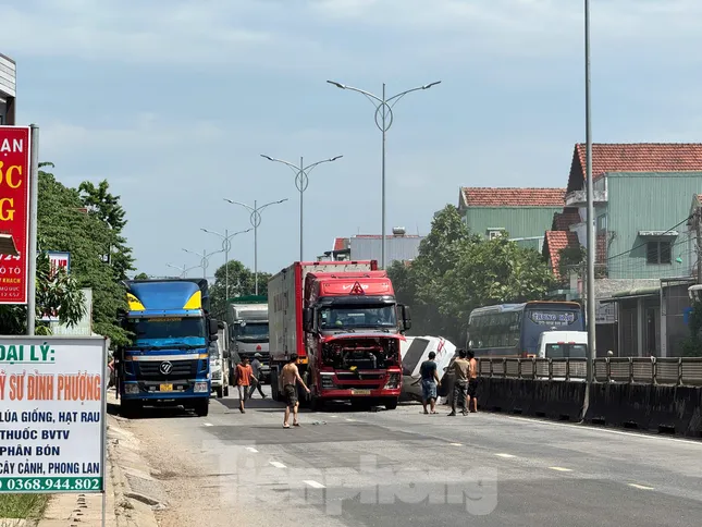 3 người trong ô tô thoát chết trong gang tấc sau cú va chạm kinh hoàng với container ảnh 1
