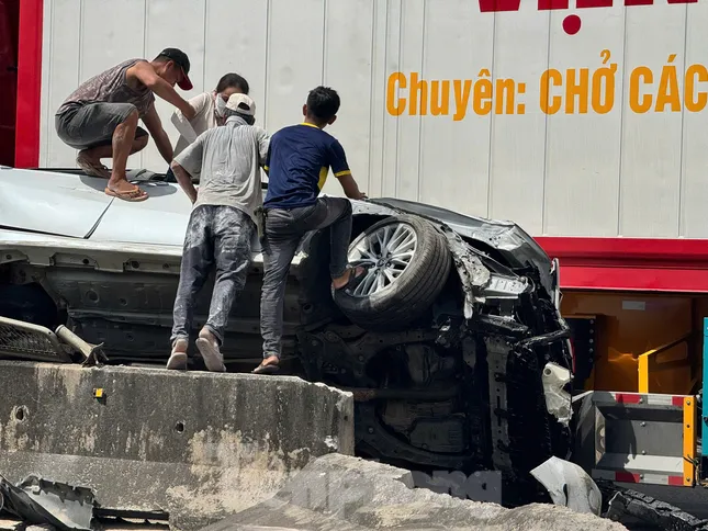 3 người trong ô tô thoát chết trong gang tấc sau cú va chạm kinh hoàng với container ảnh 4