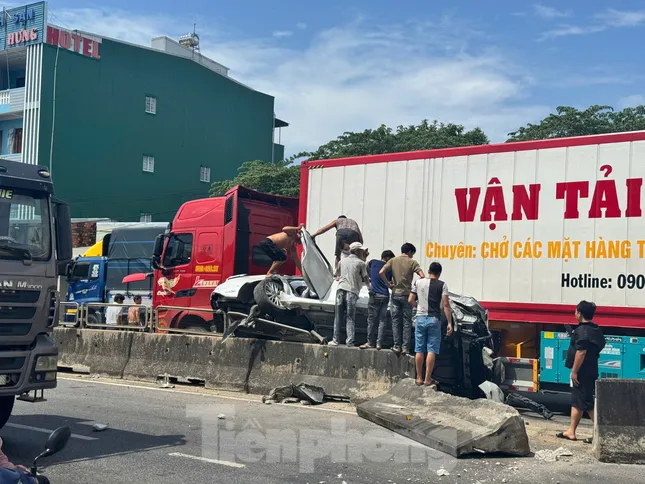 3 người trong ô tô thoát chết trong gang tấc sau cú va chạm kinh hoàng với container ảnh 3