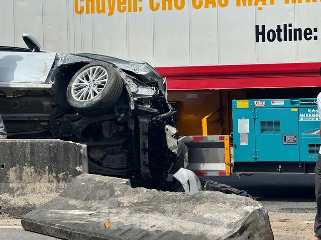 3 người trong ô tô thoát chết trong gang tấc sau cú va chạm kinh hoàng với container ảnh 8