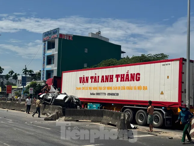 3 người trong ô tô thoát chết trong gang tấc sau cú va chạm kinh hoàng với container ảnh 2