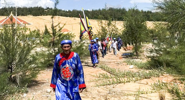 Ngư dân Quy Nhơn chôn cất cá voi ‘lụy bờ’ theo phong tục truyền thống ảnh 1