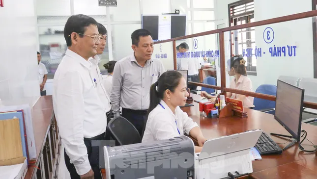 Ngày ‘đặc biệt’ ở Bình Định: Lãnh đạo tỉnh đến từng xã, phường mới để giám sát ảnh 5