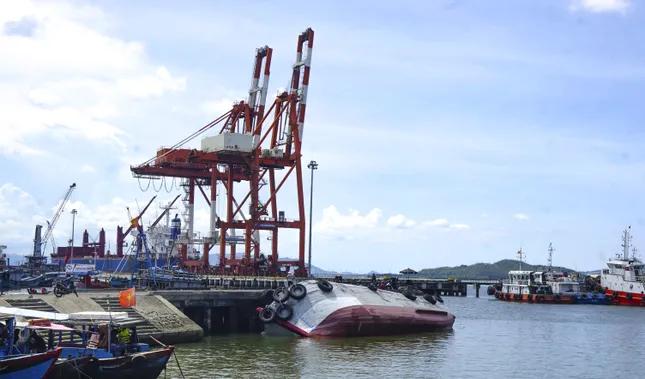 Tàu lật ở cầu cảng Quy Nhơn, 50 tấn hàng chìm xuống nước ảnh 3