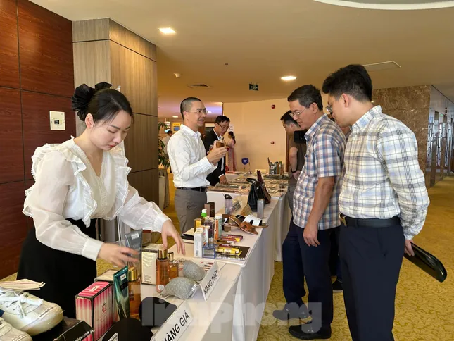 Trá hình 'dẫn tour' để bán hàng giả cho du khách ở Đà Nẵng ảnh 2