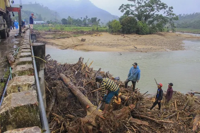 Hàng trăm khối gỗ khai thác trái phép chèn kín, 'đe dọa' cầu Nước Bua ảnh 2