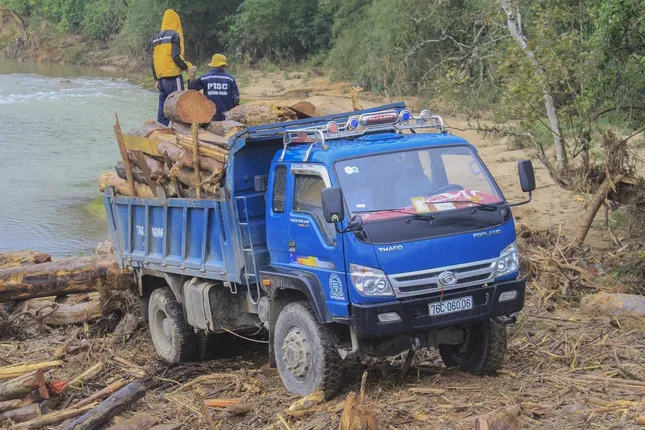 Hàng trăm khối gỗ khai thác trái phép chèn kín, 'đe dọa' cầu Nước Bua ảnh 6