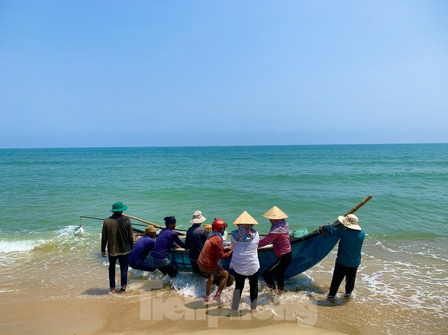 Ngư dân bỏ túi tiền triệu mỗi ngày nhờ cào ‘lộc biển’ ảnh 2