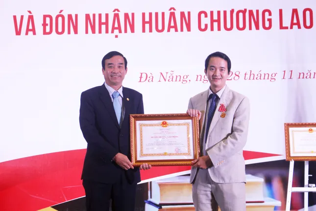 ĐH Duy Tân đón nhận Huân chương Lao động hạng Nhất ảnh 2