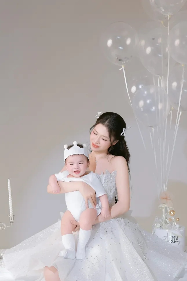 Bà xã Đăng Khôi đón tuổi mới, khoe khoảnh khắc hạnh phúc của gia đình 5 người ảnh 12