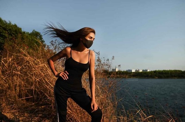 Đẳng cấp "chị đại" Võ Hoàng Yến, đi cách ly cũng chụp hình "chanh sả" ảnh 1
