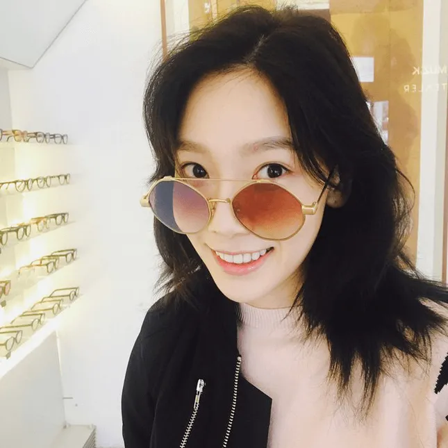 Những mẫu kính râm cực hot, giúp bạn có “cheap moment” với idol trong mùa Hè này ảnh 6
