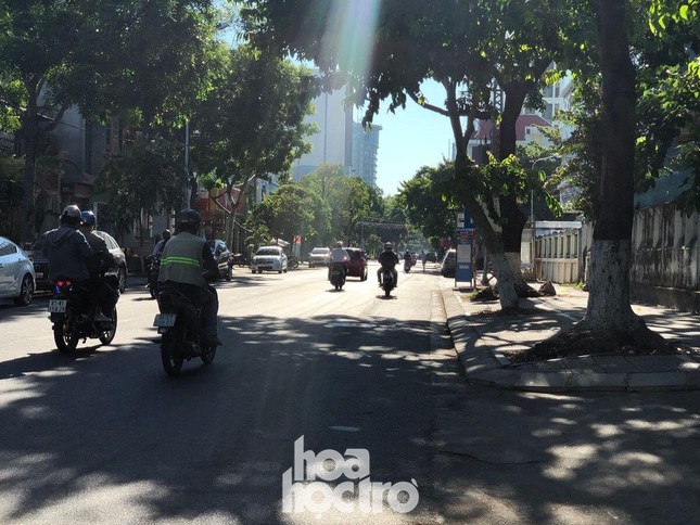 Đà Nẵng bắt đầu giãn cách xã hội: Ra ngoài mang khẩu trang, quán xá thưa vắng khách ảnh 6