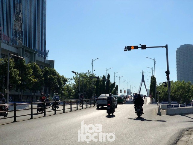 Đà Nẵng bắt đầu giãn cách xã hội: Ra ngoài mang khẩu trang, quán xá thưa vắng khách ảnh 7