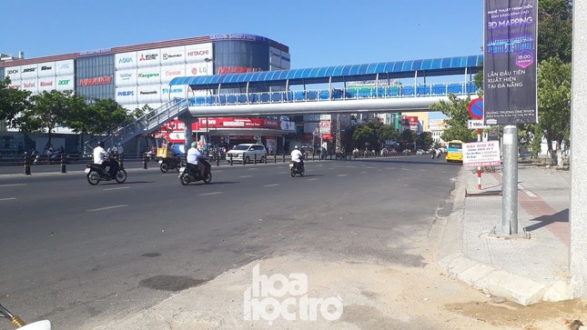 Đà Nẵng bắt đầu giãn cách xã hội: Ra ngoài mang khẩu trang, quán xá thưa vắng khách ảnh 1