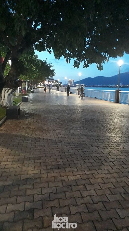 Đà Nẵng bắt đầu giãn cách xã hội: Ra ngoài mang khẩu trang, quán xá thưa vắng khách ảnh 4
