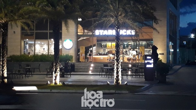 Đà Nẵng bắt đầu giãn cách xã hội: Ra ngoài mang khẩu trang, quán xá thưa vắng khách ảnh 5