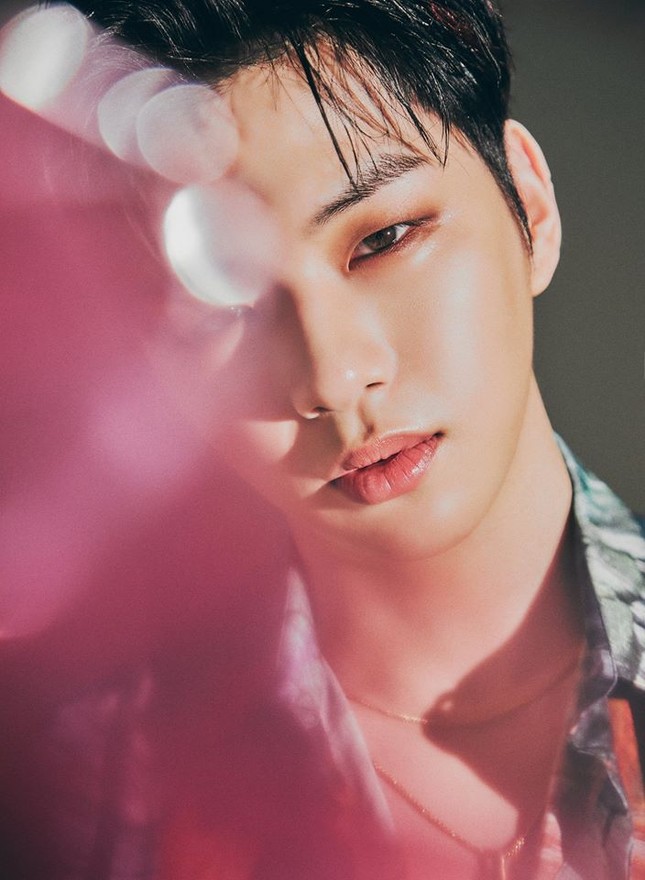 Kang Daniel diện trang phục nặng tới 10 kg nhưng vẫn nhảy siêu đỉnh trong MV “Waves“ ảnh 1