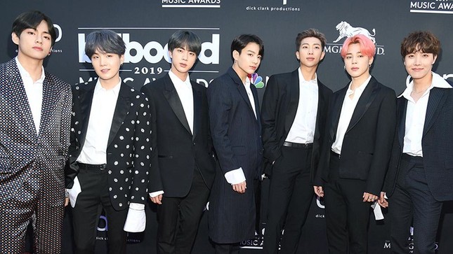 Tại sao dù nhảy cực sung, tóc các nam idol K-Pop vẫn nguyên nếp không rối sợi nào? ảnh 1