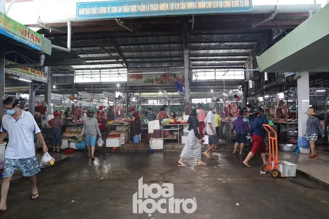 Nhiều sinh viên trọ học đã 1 tuần chưa thể đi chợ mua thức ăn vì không được phát phiếu ảnh 1