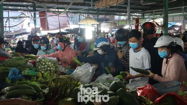 Nhiều sinh viên trọ học đã 1 tuần chưa thể đi chợ mua thức ăn vì không được phát phiếu ảnh 3