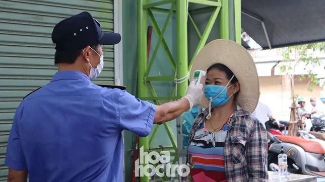 Nhiều sinh viên trọ học đã 1 tuần chưa thể đi chợ mua thức ăn vì không được phát phiếu ảnh 4