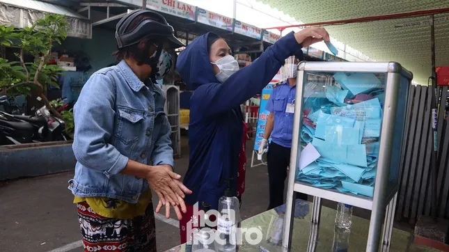 Nhiều sinh viên trọ học đã 1 tuần chưa thể đi chợ mua thức ăn vì không được phát phiếu ảnh 7