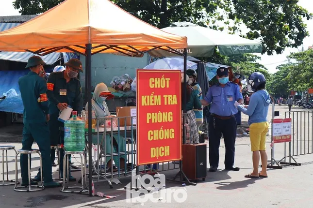 Nhiều sinh viên trọ học đã 1 tuần chưa thể đi chợ mua thức ăn vì không được phát phiếu ảnh 8