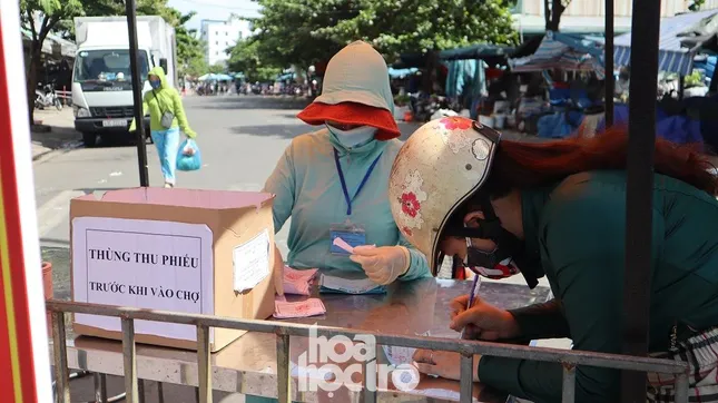 Nhiều sinh viên trọ học đã 1 tuần chưa thể đi chợ mua thức ăn vì không được phát phiếu ảnh 9