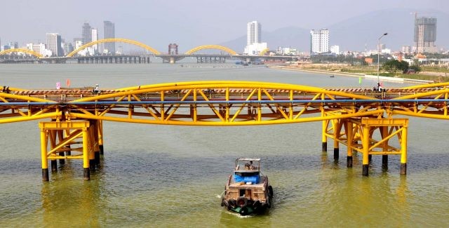 Bão số 5 đổ bộ, người dân Đà Nẵng sửng sốt trước màn “biến hình” của cây cầu lịch sử ảnh 4