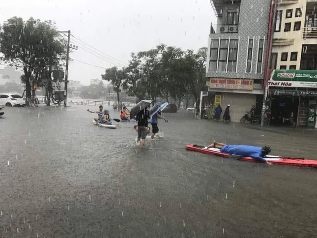 Đường phố Đà Nẵng hóa sông, người dân đổ ra chèo thuyền, bắt cá mặc thành phố can ngăn ảnh 4