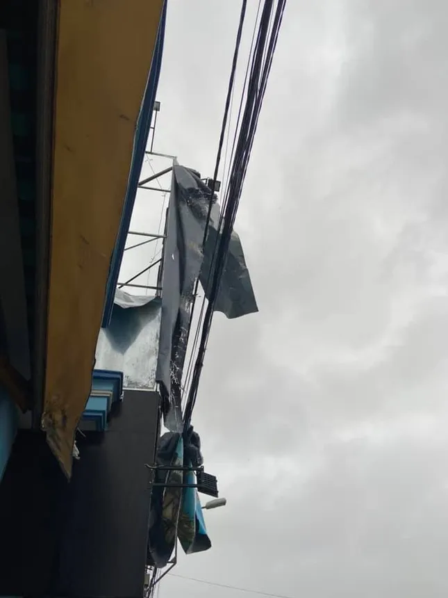 Tình hình bão số 9 đi qua miền Trung: Cúp điện nhiều nơi, mái tôn bay như giấy ảnh 2