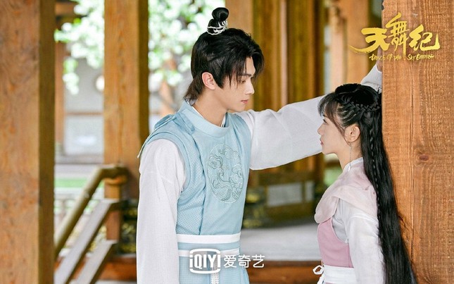 Hứa Khải giả nữ nhi trong “Thiên Vũ Kỷ”: Poster là Thúy Kiều, lên phim thành Thúy Vân ảnh 1