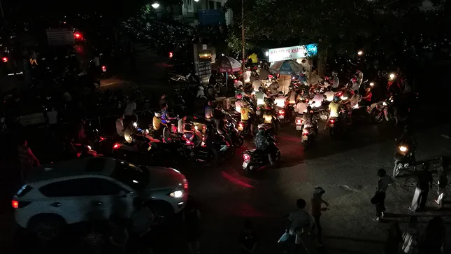 Bệnh nhân vật vã trong cái nóng thiêu đốt Hà Nội ảnh 15