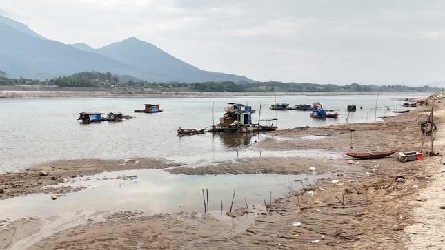 Ảnh 360: Nước sông Hồng cạn trơ đáy, cây cầu nghìn tỷ nối Hà Nội - Phú Thọ trơ móng ảnh 4