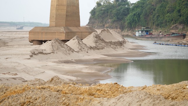 Ảnh 360: Nước sông Hồng cạn trơ đáy, cây cầu nghìn tỷ nối Hà Nội - Phú Thọ trơ móng ảnh 10