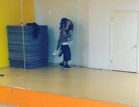 Selena Gomez has a headache because of pregnancy rumors with Justin Bieber photo 2