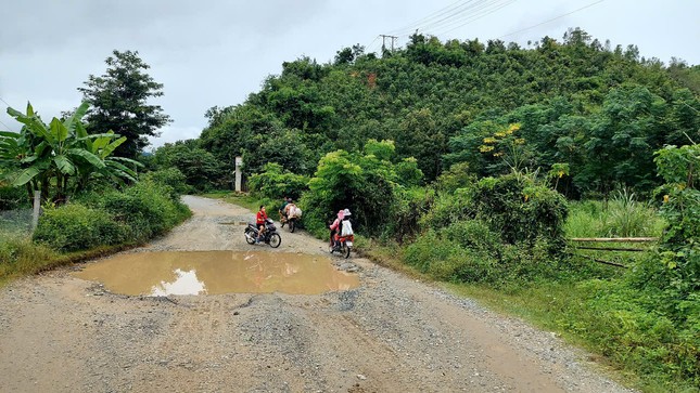 Kon Tum: Hàng trăm 'ổ voi' trên các tuyến đường biên giới ảnh 3