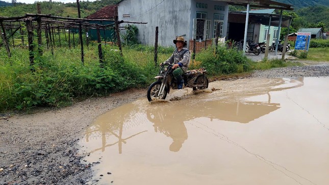 Kon Tum: Hàng trăm 'ổ voi' trên các tuyến đường biên giới ảnh 2