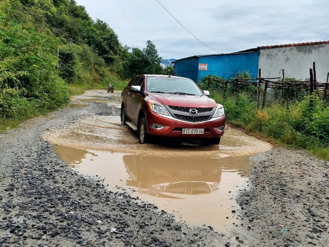 Kon Tum: Hàng trăm 'ổ voi' trên các tuyến đường biên giới ảnh 1