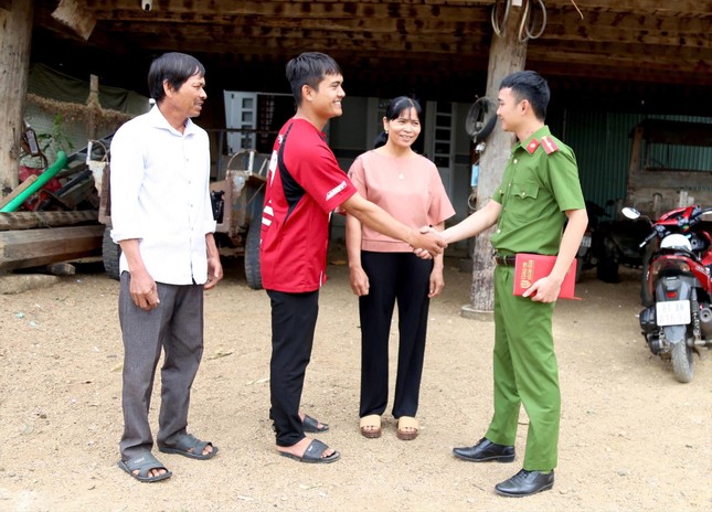 Chàng trai Jrai vừa tốt nghiệp đại học, thỏa ước mơ góp phần bảo vệ Tổ quốc ảnh 1