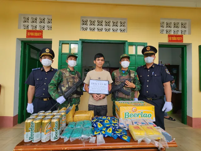Bắt đối tượng vận chuyển trên 4000 viên nén, 95 gói nghi ma tuý tại cửa khẩu quốc tế Bờ Y ảnh 1