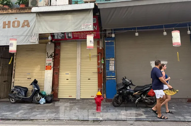 'Đột nhập' phố kinh doanh sầm uất bậc nhất Hà Nội đóng cửa bất thường ảnh 2