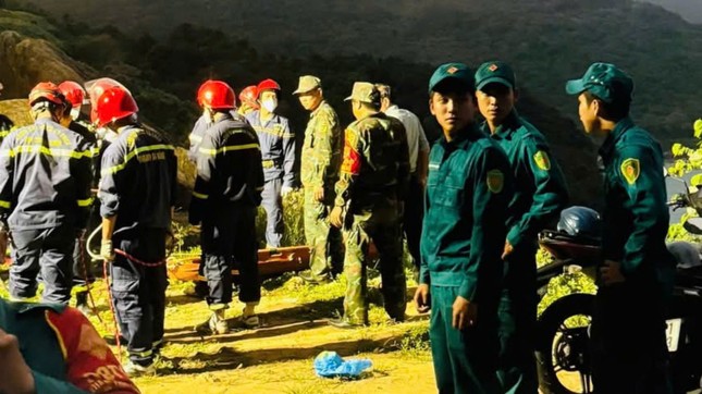 Mở đường, thả dây đưa thi thể du khách dưới vực sâu ở bán đảo Sơn Trà lên ảnh 1