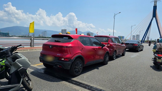 Xảy ra hai vụ tai nạn liên hoàn trên cầu quay sông Hàn ở Đà Nẵng ảnh 1
