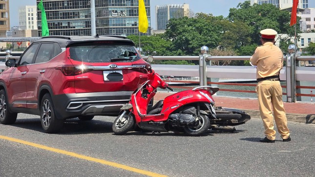 Xảy ra hai vụ tai nạn liên hoàn trên cầu quay sông Hàn ở Đà Nẵng ảnh 2