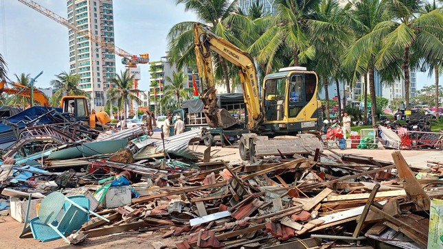 Cưỡng chế loạt quầy bán hàng dọc biển Đà Nẵng ảnh 1
