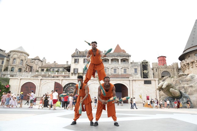 Show nghệ thuật “khủng” trên đỉnh núi Bà Nà ảnh 10