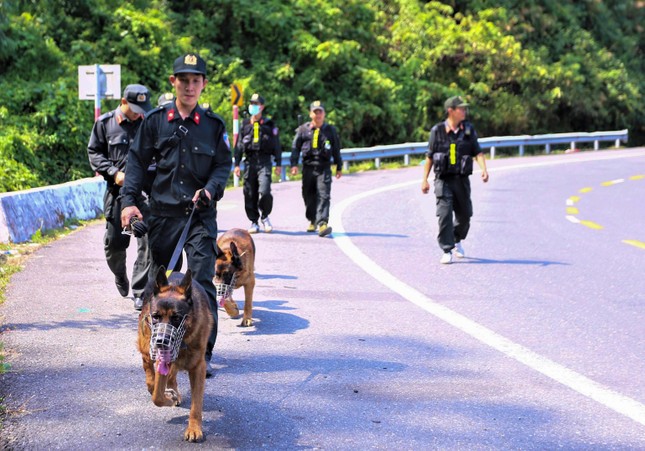 Hàng trăm chiến sĩ truy tìm sát nhân 'vượt ngục' trên rừng Hải Vân giữa nắng như đổ lửa ảnh 1